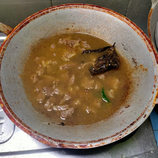 Masukkan daging dan air kaldunya. Masak hingga kuahnya tersisa separuh.
