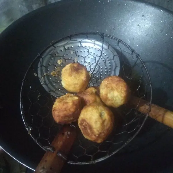 Panaskan minyak. goreng bola-bola sukun menggunakan api kecil hingga kuning keemasan, angkat dan tiriskan.