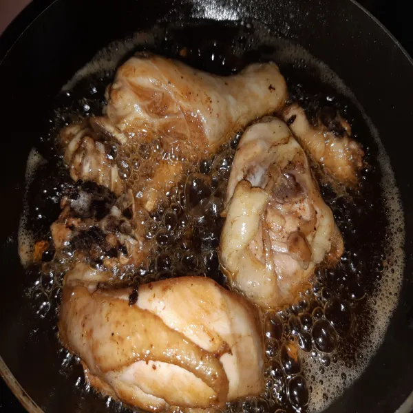 Kucuri ayam dengan jeruk nipis, beri garam, diamkan sebentar, cuci lagi hingga kesat. Kemudian goreng hingga matang (saat digoreng, beri minyak dengan 1 sdm mentega)