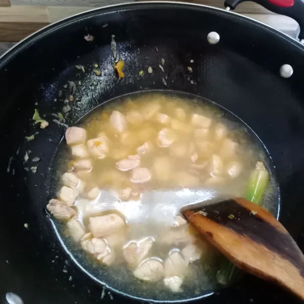 Kemudian masukan air, masak sampai mendidih. Setelah mendidih, beri garam, gula dan kaldu bubuk.