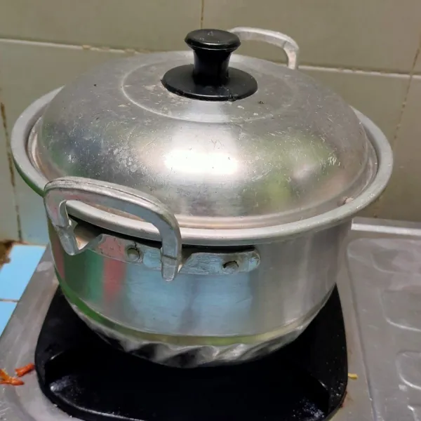 Potong daging sesuai selera, cuci bersih dan masak hingga mendidih. Diamkan satu jam.