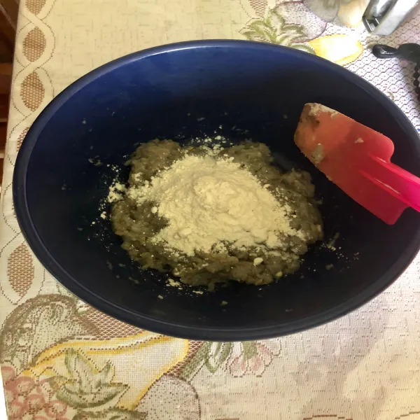 Masukkan parutan wortel, tepung terigu dan tepung sagu. Aduk hingga rata.