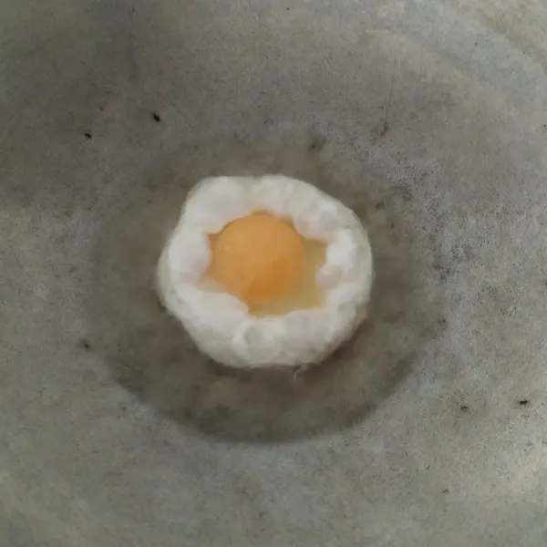Goreng telur ayam sebagai topping-nya, sajikan bersama rebusan mie dan tidak lupa taburi dengan bawang goreng.
