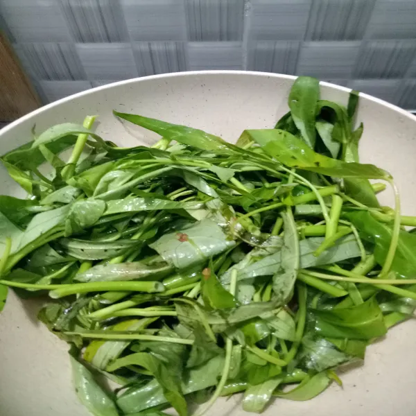 Terakhir masukan daun kangkung, pastikan api agak besar dan kangkung diaduk sesekali saja agar tetap segar saat diangkat. Koreksi rasa.