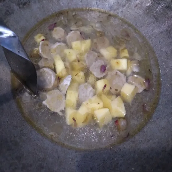 Masukkan bakso dan kentang, masak hingga kentang setengah matang.