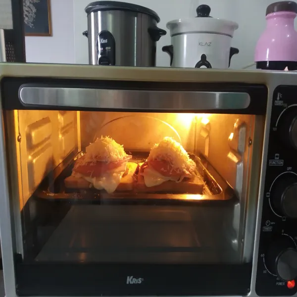 Masukkan oven dengan suhu 100 derajat selama 10 menit, sajikan.