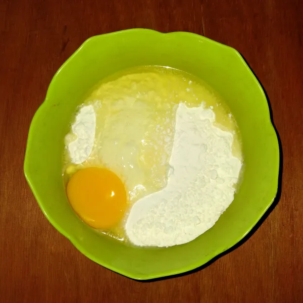 Masukkan tepung terigu dan telur dalam wadah.