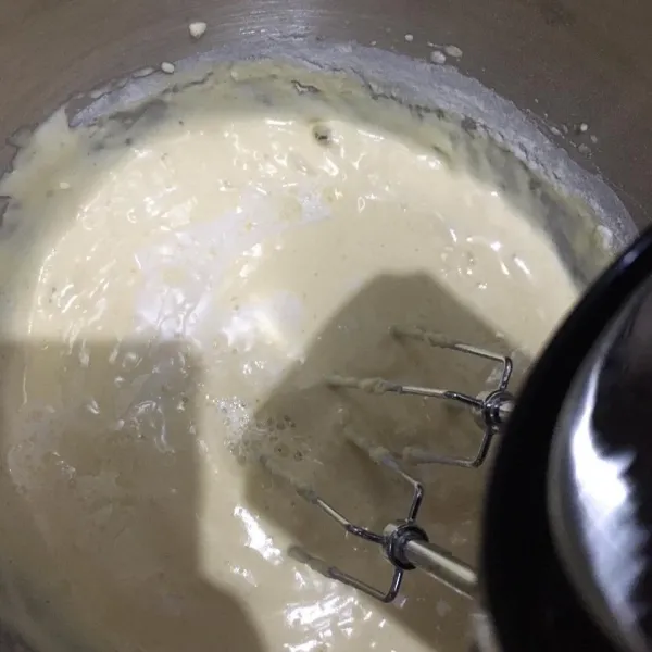 Masukkan susu cair, minyak goreng dan vanila. Mixer kembali dengan speed rendah hingga tercampur rata.