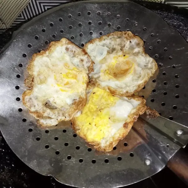 Ceplok telur satu persatu hingga matang.