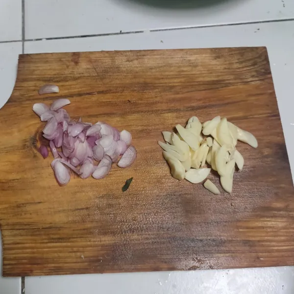 Rajang bawang merah dan bawang.