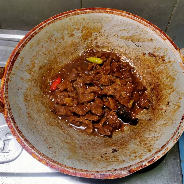 Masukkan kecap manis, cabai dan garam. Aduk merata dan masak hingga kuah susut. Koreksi rasa dan sajikan.