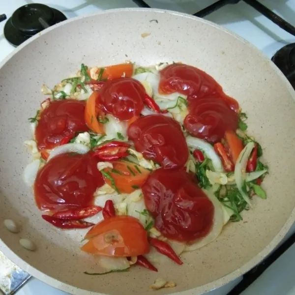 Tambahkan saus tomat