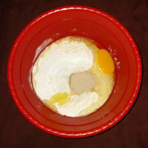 Masukkan telur, fermipan, gula pasir, dan baking powder.