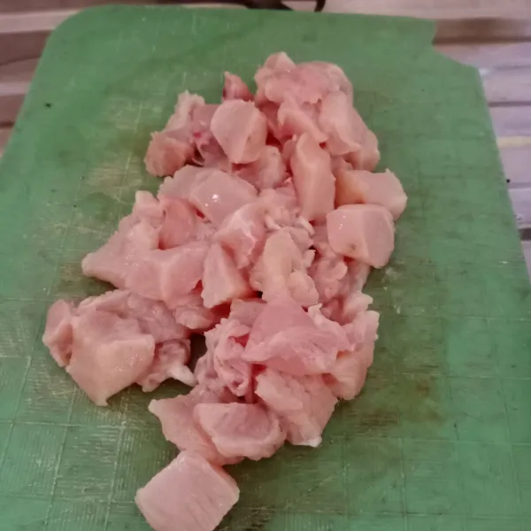 Potong dadu fillet dada ayam, kemudian cuci bersih. Tiriskan.