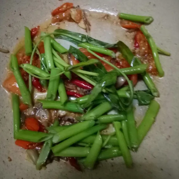 Pertama-pertama masukan batang kangkung masak hingga dua menit sebelum daun-daunan. Hal ini supaya daun tidak terlalu lembek saat diangkat dan batang sudah dalam keadaan matang.