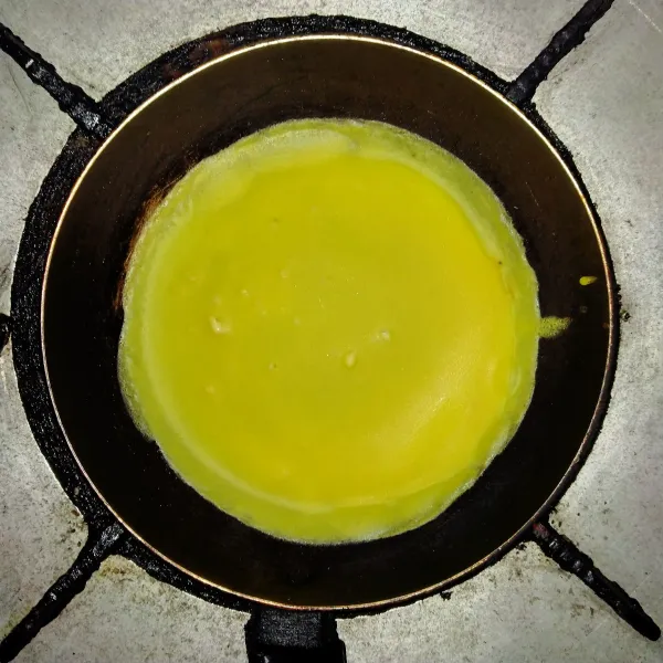 Panaskan teflon olesi dengan mentega, tuang adonan pancake lalu tiriskan.