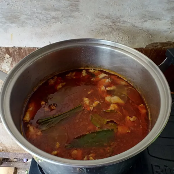 Rebus ayamnya lalu masukan bumbu halusnya, masukan juga garam kaldu bubuk dan bumbu rempah