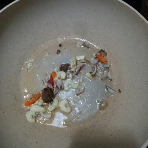 Masukan terasi bakar