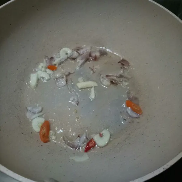 Tumis bawang hingga harum