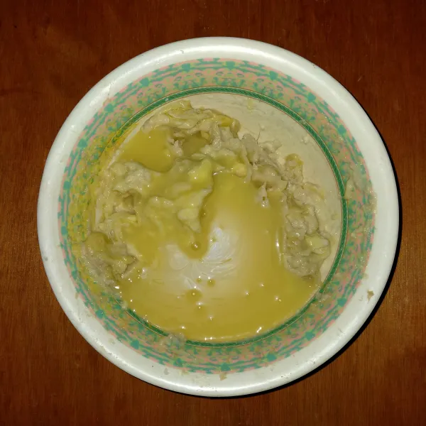 Buat isian, hancurkan buah durian dengan garbu lalu campur dengan susu kental manis putih.