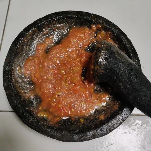 Ulek bumbu goreng, tambahkan terasi udang.