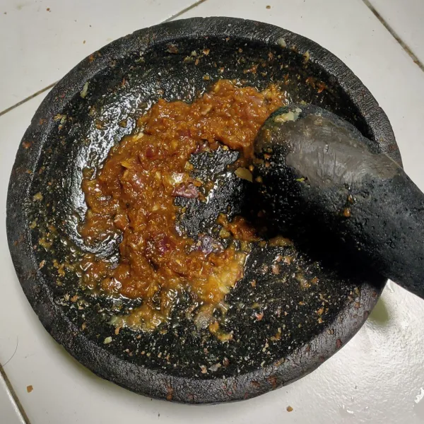 Ulek halus bawang merah, bawang putih, merica dan petis.