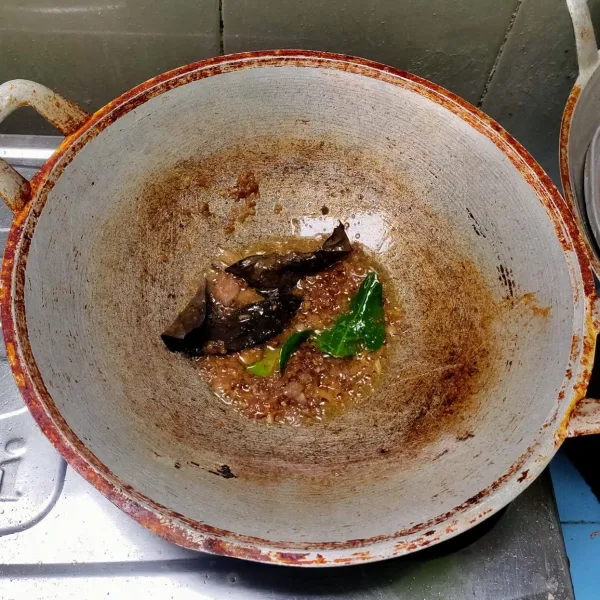 Tumis bumbu ulek hingga harum, masukkan daun jeruk dan daun salam. Aduk sebentar.