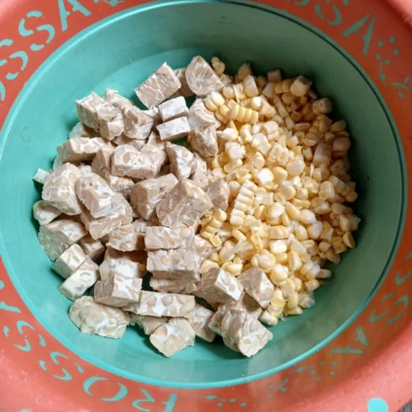 Pipil jagung dan potong-potong tempe.