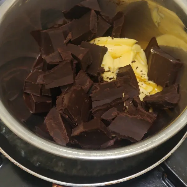 Pertama siapkan butter dan chocolate lelehkan dengan cara di tim.