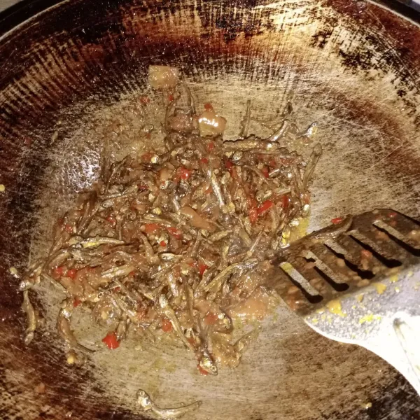 Bumbui dengan garam, gula dan kaldu bubuk. Koreksi rasa, siap disajikan.