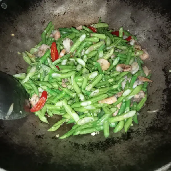 Masukkan kacang panjang dan aduk rata.