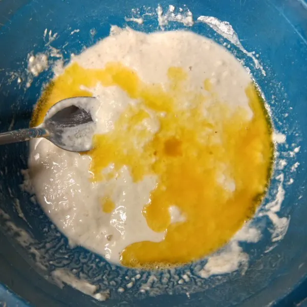 Masukkan margarin yang sudah dilelehkan terlebih dahulu, aduk rata.