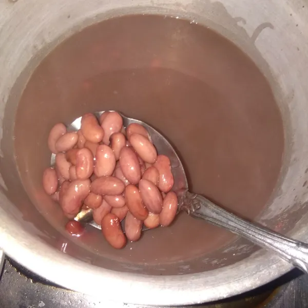 Rebus kacang merah sampai empuk.