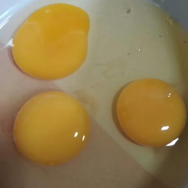 Pecahkan telur dalam bowl