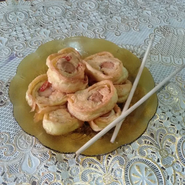 Sajikan dalam piring, Egg Roll Tahu Sosis siap dinikmati selagi hangat, bisa juga ditambahkan saus untuk cocolan