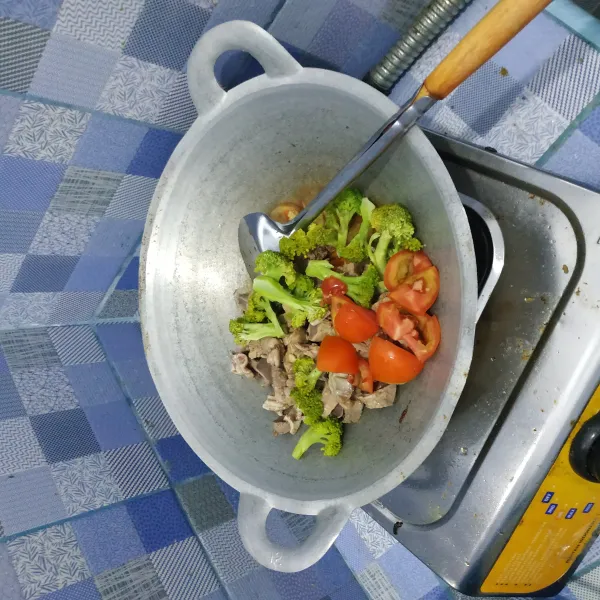 Masukkan ati ampela, brokoli, tomat yang sudah dipotong-potong, lada, garam, gula, saus teriyaki. masak hingga matang lalu koreksi rasa