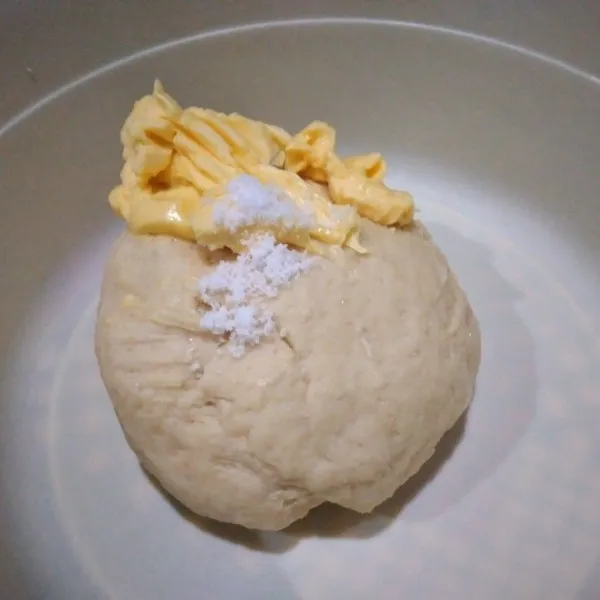 Setelah setengah kalis, masukkan margarin /butter dan garam. Uleni hingga kalis elastis.