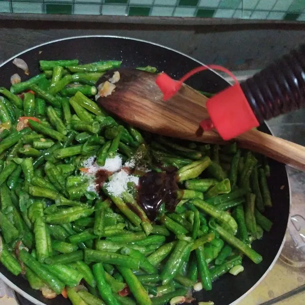 Beri garam, saos tiram, kecap manis dan secukupnya air, masak hingga matang. Sajikan.