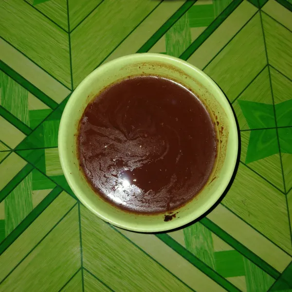 Cairkan cokelat, susu kental manis putih, dan minyak goreng.