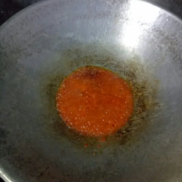 Panaskan kembali minyak sisa goreng ati ampela, masak bumbu sambal hingga harum. Tambahkan garam dan gula pasir.