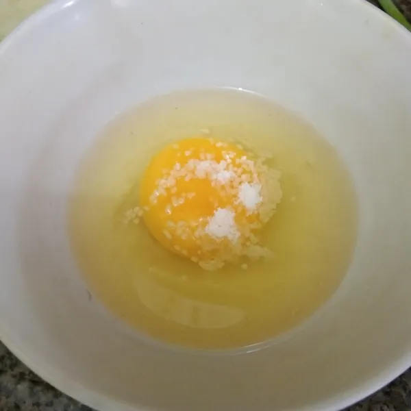 Dalam wadah kocok lepas telur beserta garam dan kaldu jamur, sisihkan