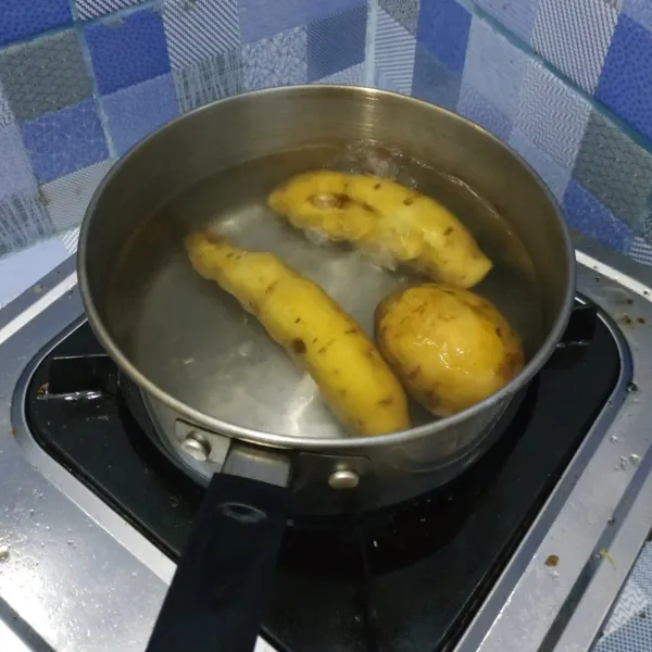 Rebus ubi yang sudah dicuci bersih sampai matang