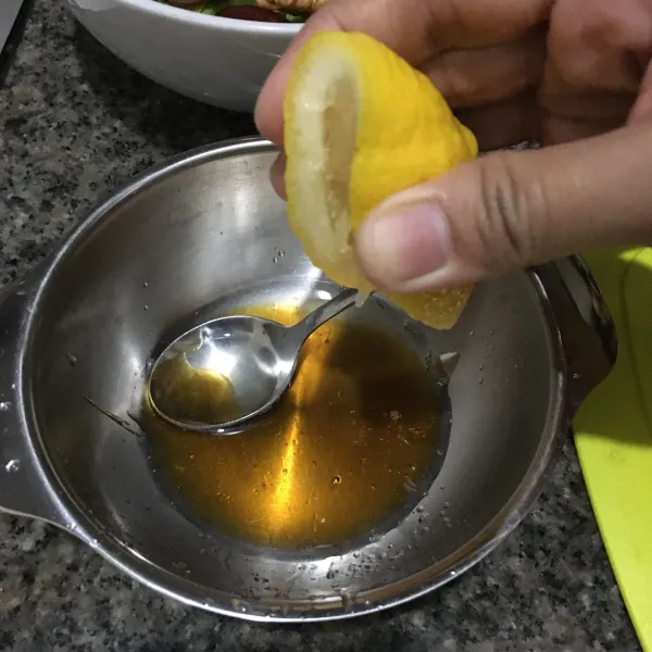 Beri madu di mangkok, tambahkan air perasan jeruk lemon.