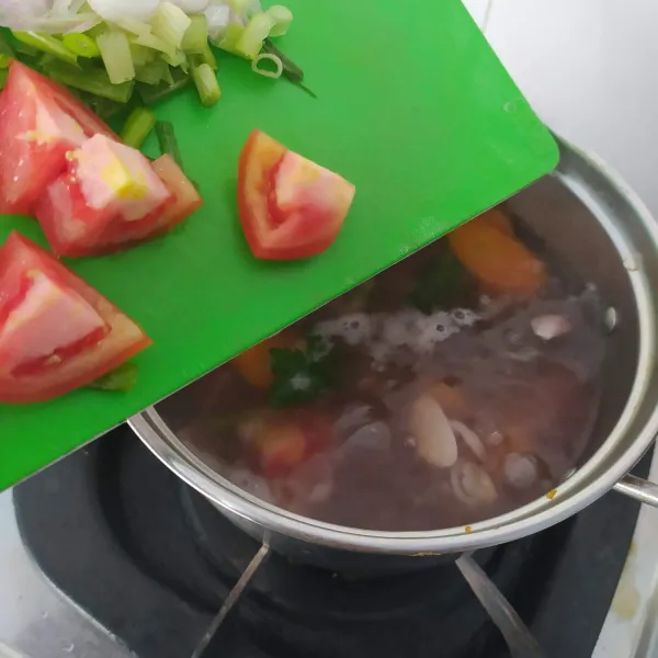 Masukkan irisan tomat dan daun bawang. Masak sampai bumbu meresap. Sajikan.