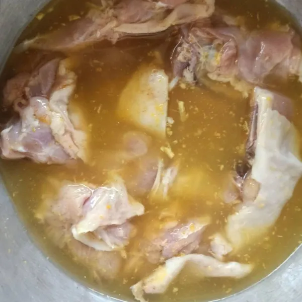 Setelah itu, tata ayam didalam panci. tambahkan air hingga ayam terendam. masak menggunakan api sedang. Hingga air pada ayam menyusut.