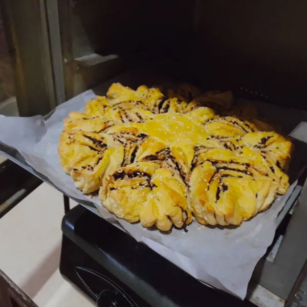 Oven dengan api sedang hingga matang atau selama 20 menit rak bawah & 10 menit rak atas. Keluarkan dari loyang & olesi atasnya dengan mentega.