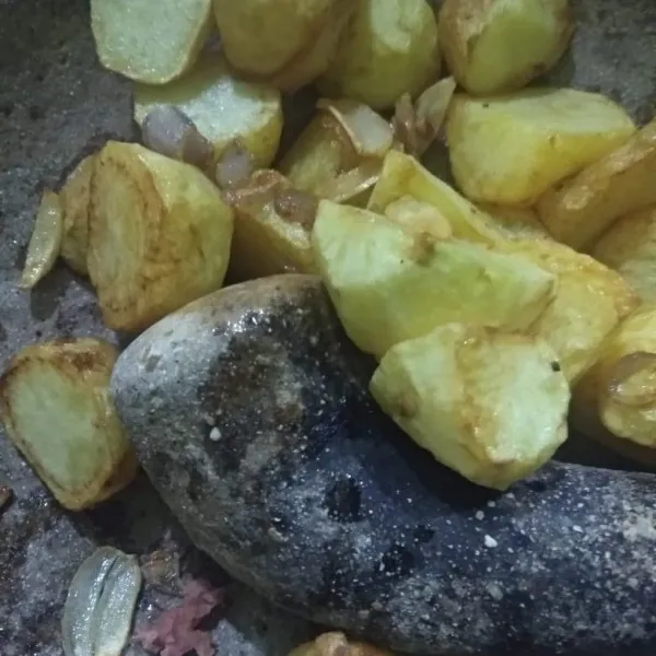 Ulek bersama bawang merah dan bawang putih yang telah digoreng sebelumnya sampai halus