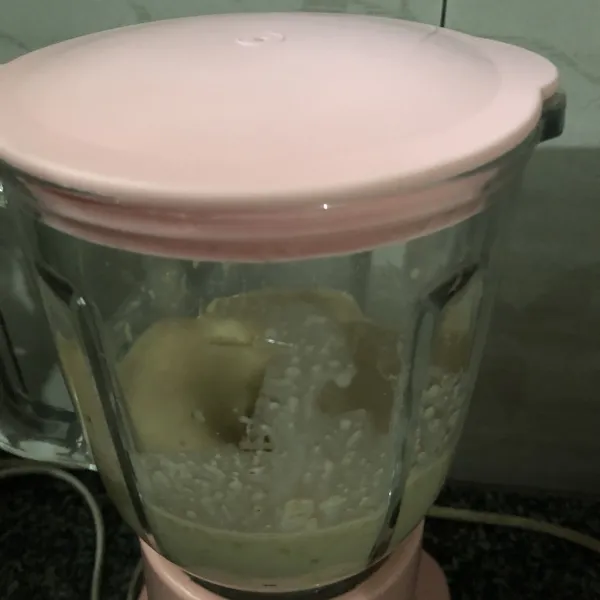 Blender hingga lembut, sajikan dengan chia seed diatasnya dan beri kacang hijau.