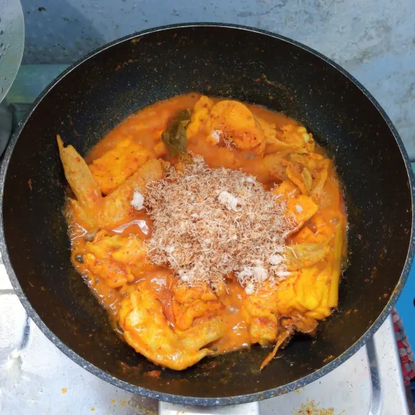 Masukkan kelapa parut. Aduk rata. Masak sampai kering atau air menyusut. Icip rasa. Angkat dan sajikan.