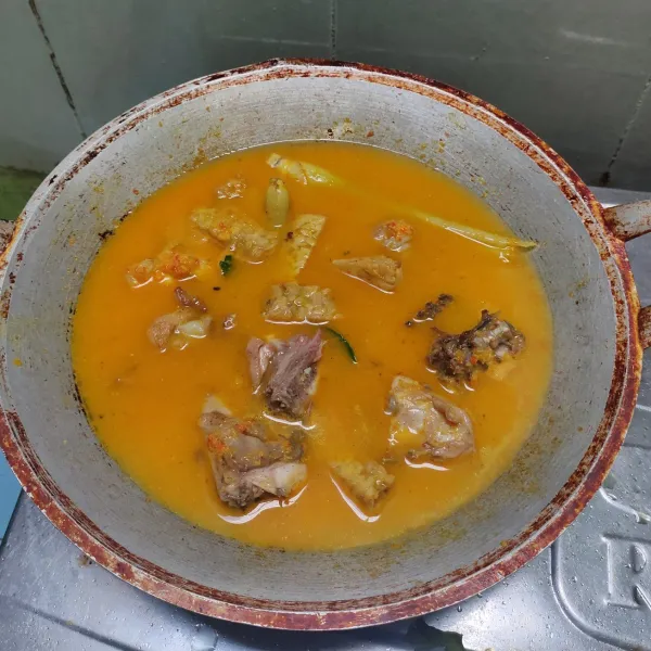 Masukkan ayam dan tempe, tambahkan 2 gelas air, aduk merata.